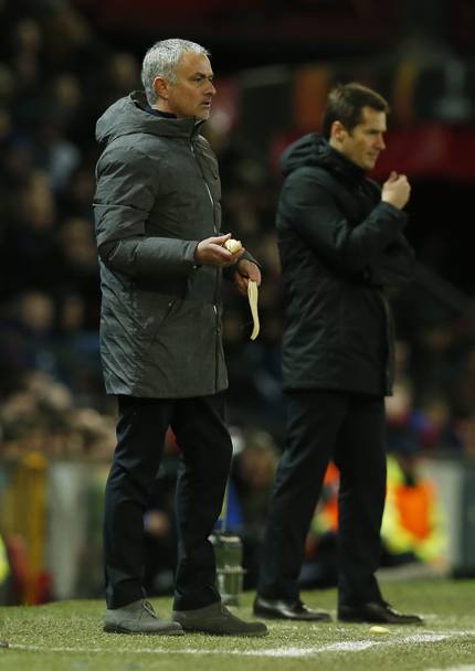 Mourinho sbuccia la banana che poi Rojo manger in campo. REUTERS